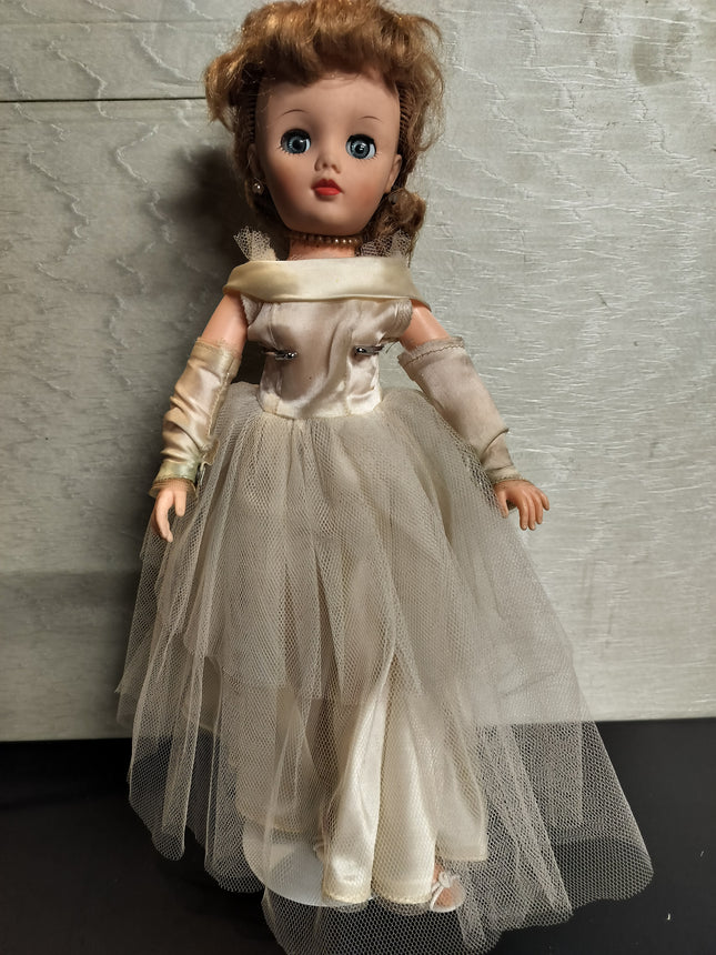 VINTAGE BEAUTIFUL OPEN SHUT EYES DOLL 18"